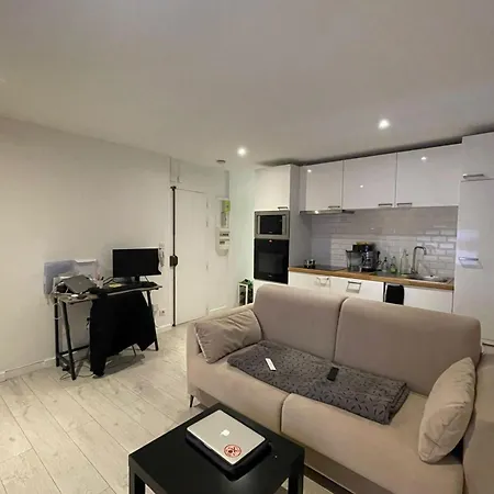 Pretty 36 M Near Batignolles *